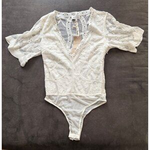 ACOA White Lace Floral V-Neck Bodysuit Size M NWT